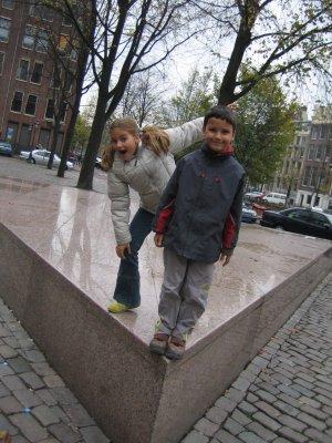 hasse en peije op roze driehoek