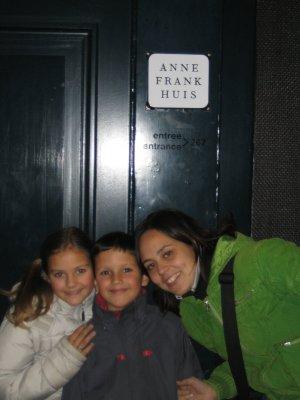 Kiki en kids voor Anne Frank huis